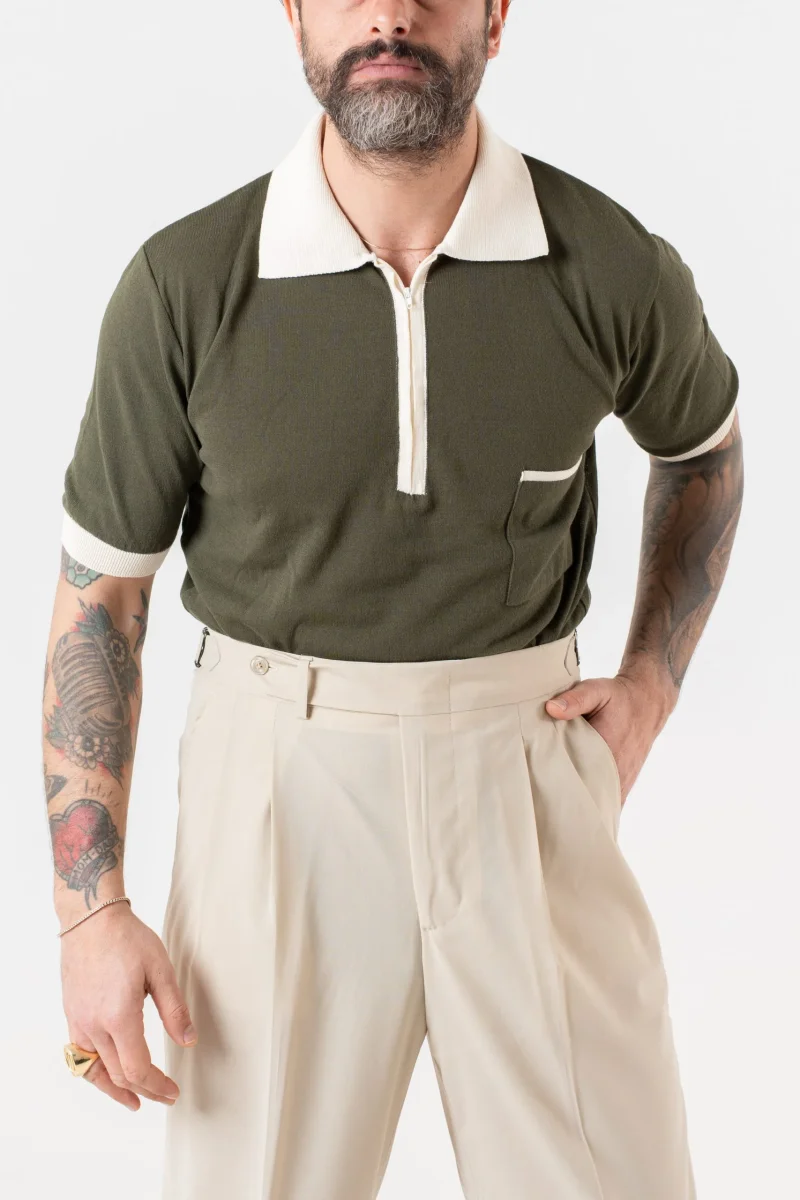 Polo con Zip Verde con Collo Contrasto Avorio