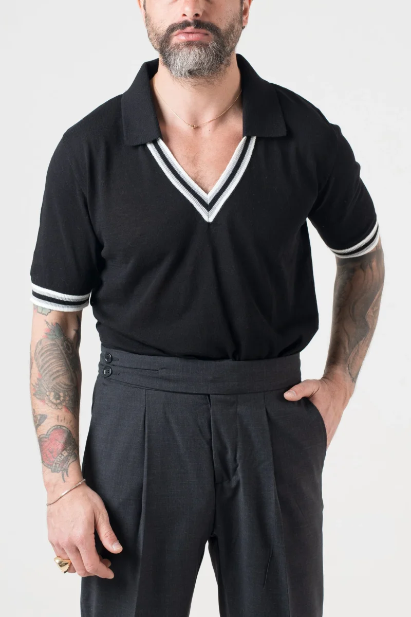 Polo con Collo a V a Contrasto Nero e Grigio