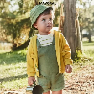 Completo MAYORAL salopette t-shirt e cappello verde 6 mesi - 4 anni