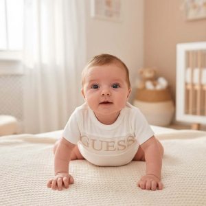 Pagliaccetto GUESS beige con logo ricamato dotato di scatola regalo 0mesi / 6 mesi